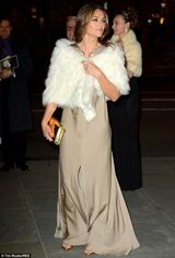 组图：伊丽莎白-赫莉雨中漫步 衣着低调改风格