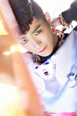 组图：歌浴森发新歌写真 卷发眼线扮潮人