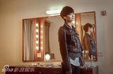 组图：李宇春后台写真 专注工作展现自我