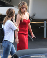 组图：洛佩慈抹胸红裙录《美偶》 招牌翘臀吸睛