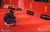 高清组图：柏林电影宫外忙碌不停 工作人员紧张布置