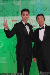 组图：韩星赵寅成亮相上视节红毯引粉丝尖叫