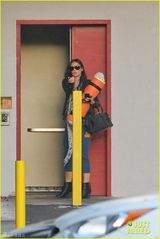 组图：50岁黛米-摩尔瑜伽勤保养 素颜也精神