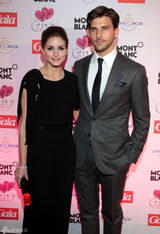 组图：纽约名媛奥利维亚-巴勒莫黑色连身装亮相