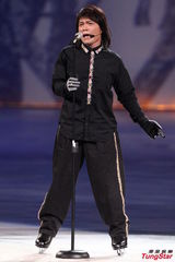 组图：伍佰领军冰上大跳花朵舞 曲婉婷冰上献唱