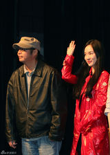 高清图：霍思燕素雅成都校园行 引逾千学生围堵