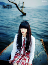 组图：张俪春日上演制服诱惑 白衬衫红格子青春洋溢