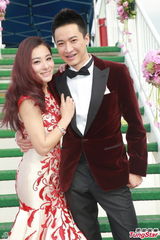 刘璇婚礼直击：游轮派对着个性婚纱似火凤凰