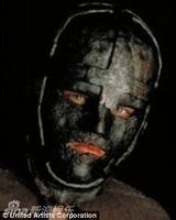 组图：莱昂纳多变铁面人 外戴墨镜艰难吃披萨