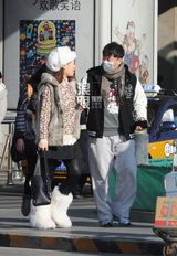 组图：孙红雷回京左牵女友右搂女伴三人行