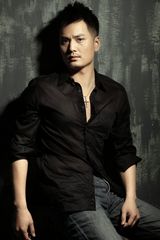 组图：张译文轻松休闲装写真 提升型男气质