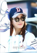 组图：韩星李多海为棒球比赛开球展明朗笑容