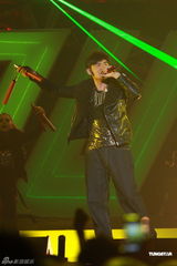 组图：周杰伦大秀吉他钢琴 与温岚合唱情歌