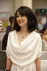 幻灯图：秦海璐亮相上影节 白色礼服纯美大气 