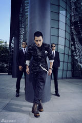 组图：何晟铭写真变身玩酷绅士 显美型男气质