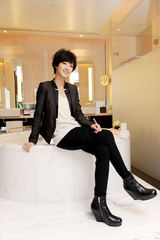 组图：桂纶镁拍写真黑衣黑裤出镜中性风显帅气