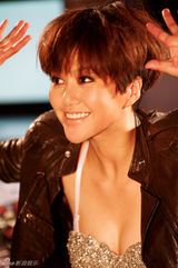 组图：谭维维《悦己》时尚大片秀美腿 