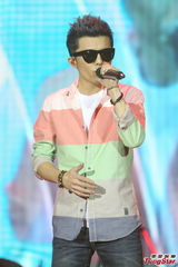 组图：方大同抱病开唱嗓音哑 张悬青峰手机传情