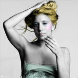 高清图：Lady GaGa穿舞鞋拍写真 大胆撩衣裸臀