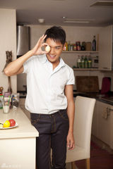 高清图：霍政谚拍生活写真 邻家大男孩展率真本色