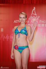 组图：候选亚姐泳装亮相 韩国选手压鼻否认整容