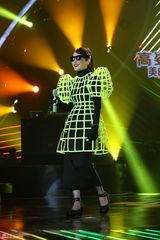 组图：歌狂黄龄脱鞋上阵 与李泉大秀默契