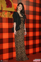 组图：黄小柔出嫁盼造人 穿低胸婚纱挽老公亮相