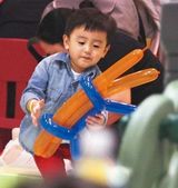 组图：张柏芝携两子游乐场疯玩 紧张爱儿受伤