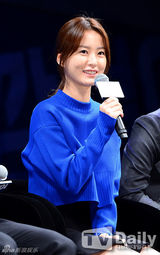 组图：刘亚仁金海淑宣传《强哲》牵手情意浓