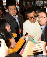 组图：成龙参加两会引尖叫骚乱不禁捂耳