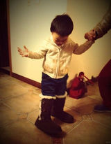 组图：37岁沈傲君4岁可爱儿子近照曝光