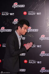 高清图：2011网络盛典文章帅气西装现身红地毯