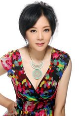 组图：梁丽妖娆写真出炉淡定优雅