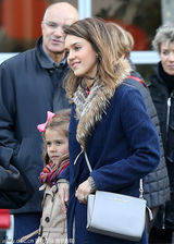 组图：阿尔芭一家逛街晒幸福 与老公贴面看手机