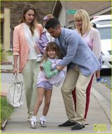 组图：阿尔芭全家赴复活节派对 囧娃调皮露底