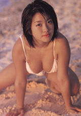 组图：日本女优涉毒接受尿检 风骚现身大秀巨胸