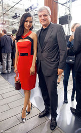 组图：姚星彤青睐法国设计 红黑碰撞小露性感