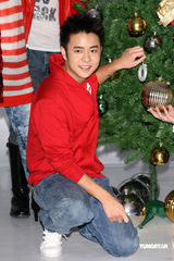 幻灯：华纳众歌手身着喜庆红衣拍圣诞大片