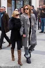 组图：滨崎步与新欢巴黎购物亲密依偎