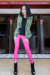 组图：张丁懿时尚写真色彩缤纷展甜美笑容