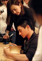 组图：吴奇隆亮相上视节 百名纷丝共庆端午佳节