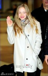 组图：好莱坞影星阿曼达-塞弗里德赴韩参加活动