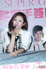 组图：少女组合SuperGear握手会秀美腿引宅男