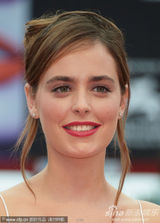 组图：女星海达斯吊带白裙走红毯身材凹凸有致