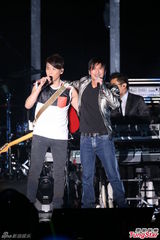 组图：陶喆个唱落泪忆亡父 与谢霆锋同台飙吉他