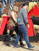 组图：希拉里-达芙夫妇携子摘南瓜笑容温暖