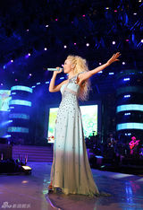 高清组图：张靓颖成都开唱艳光四射