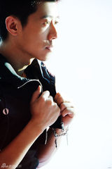 组图：夏雨最新时尚大片 铁骨铮铮更显硬汉柔情