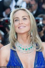 组图：莎朗斯通不服老 深V长裙袒露八字奶