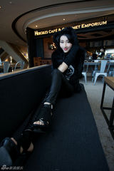 组图：陈丽媛杂志写真 红唇皮裤亮眼